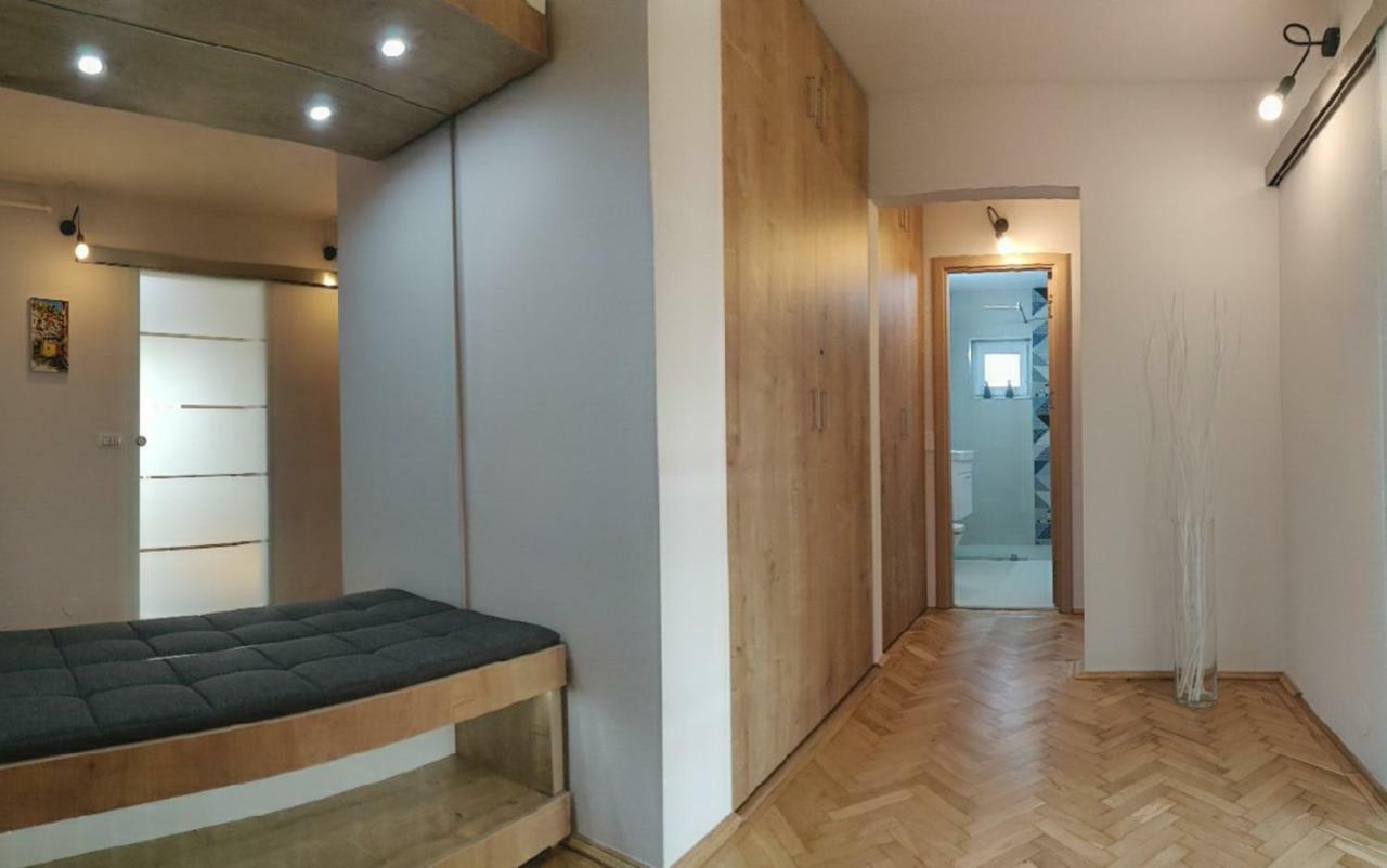 Modern And Cozy Apartment 피테슈티 외부 사진
